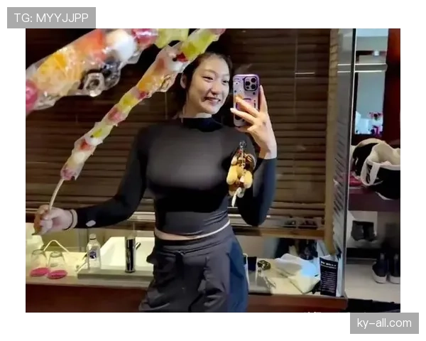 李梦球场拼到不讲理,出机场却像精品店走秀,看到她那随身包我差点怀疑人生 李梦球场拼到不讲理,出机场却像精品店走秀,看到她那随身包我差点怀疑人生
